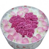 Цветы в коробке №17 (21 роза, 6 хризантем)