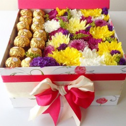 Цветы в коробке №21 (хризантемы, конфеты)