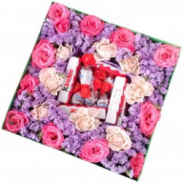 Цветы в коробке №22 (8 куст. роз, 9 статицы, конфеты)