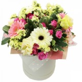Цветы в коробке №23 (5 гербер, 4 куст.розы, 3 эустомы, 5 статицы, декор.зелень)