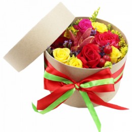 Цветы в коробке №24 (9 роз, статица, лимониум, гиперикум, солидаго, декор.зелень)