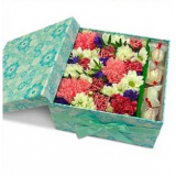 Цветы в коробке №29 (хризантемы, гвоздики, куст.гвоздики, статица, конфеты)
