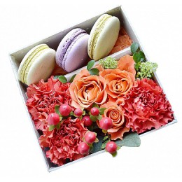 Цветы в коробке №32 (розы, гвоздики, гиперикум, декор.зелень, 3 макаронс)