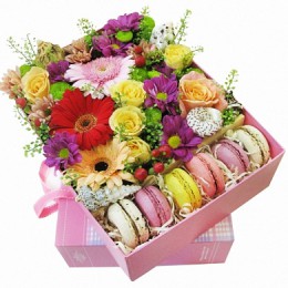 Цветы в коробке №36 (розы, герберы, хризантемы, гиперикум, декор.зелень, 6 макаронс)