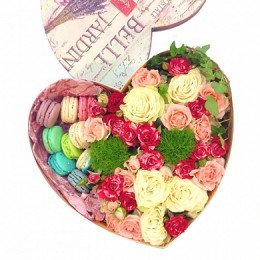 Цветы в коробке №38 (куст.розы, хризантема,  декор.зелень, макаронс)