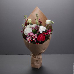 Букет в крафте №3 (розы, эустома, матиола, бувардия, гиперикум, декор.зелень) 