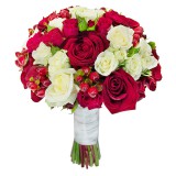 Букет невесты №13 (розы, куст.розы, гиперикум, зелень, декор)