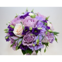 Букет невесты №22 (пионовидные розы, эустома, зелень, декор)