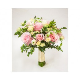 Букет невесты №25 (розы, куст.розы, эустома, зелень, декор)