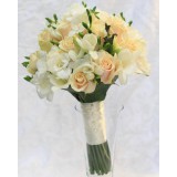 Букет невесты №44 (розы, фрезии, зелень, декор)