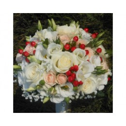 Букет невесты №52 (розы, эустома, куст.розы, гиперикум, зелень, декор)