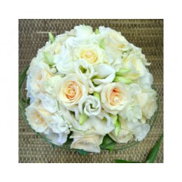 Букет невесты №56 (розы, эустома, зелень, декор)